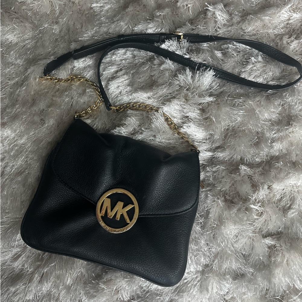 Elegant black Michael Kors cross body bag. Good condition